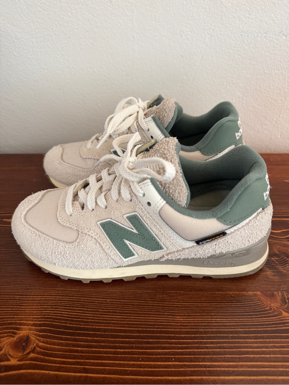 New Balance Unisex Classics U574v1, Calcium/New Spruce, M 5 / W 6.5